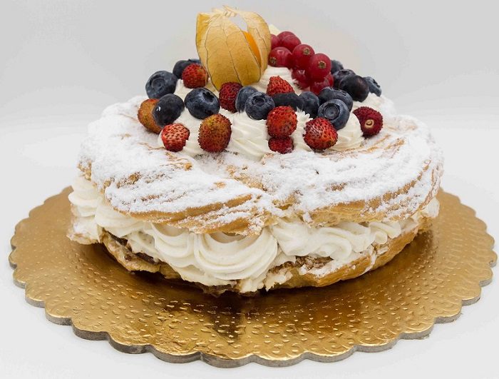 Il “Paris Brest”, lo zeppolone di pasta choux con crema Chantilly arrivato dalla Francia su una bici